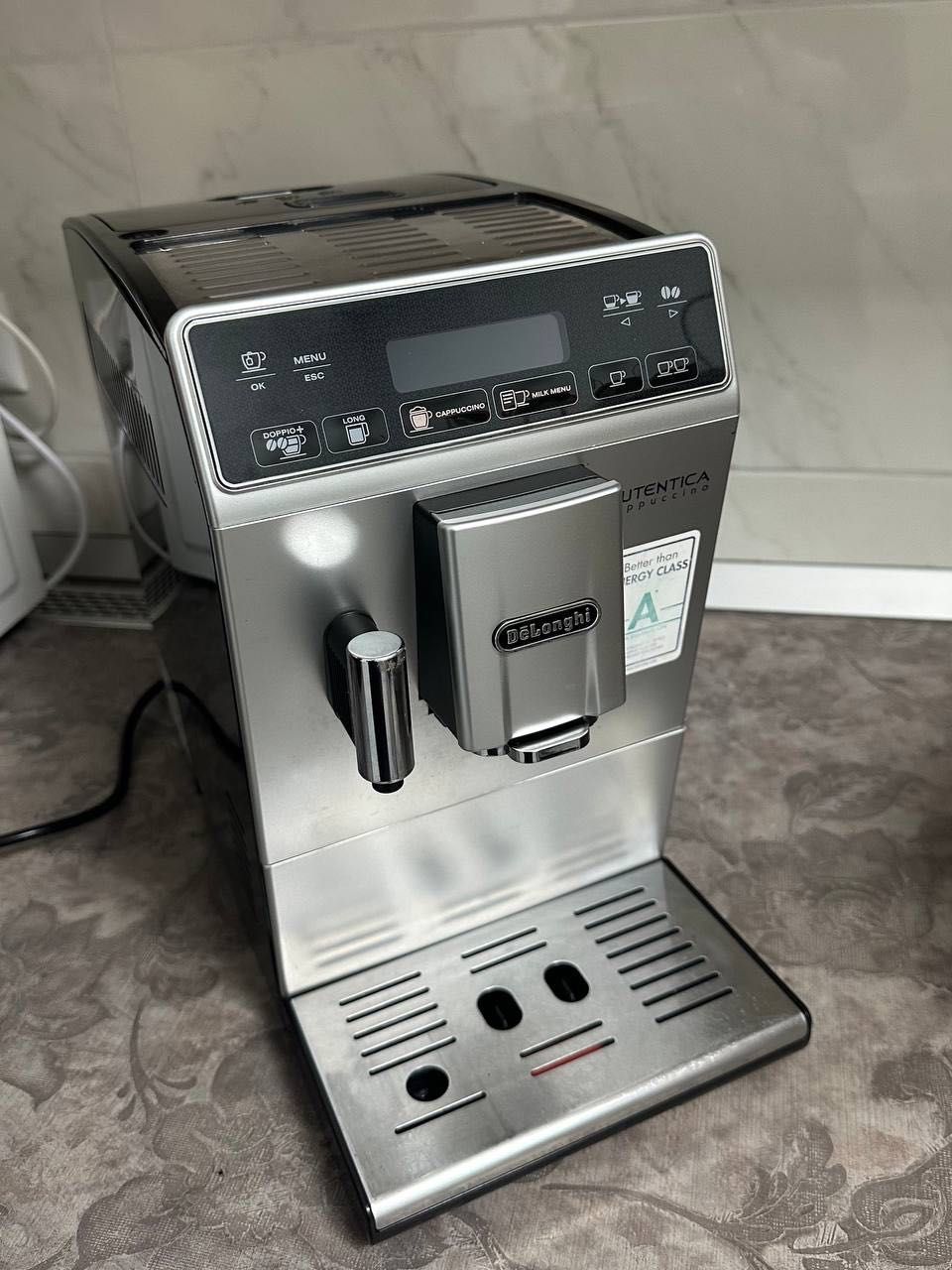 Продаю автоматичну кавовартку Delonghi, повністю обслужена.