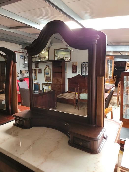 Cómoda em madeira com tampo em pedra e espelho - ÓPTIMO ESTADO