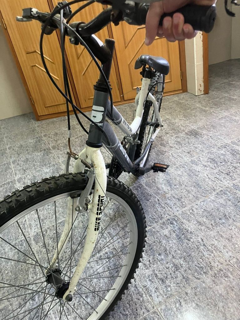 Bicicleta usada. Vê só no estado em que se encontra