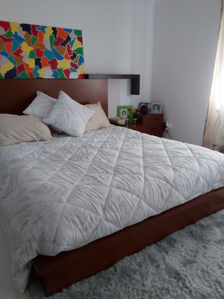 Cama casal em cerejeira maciça