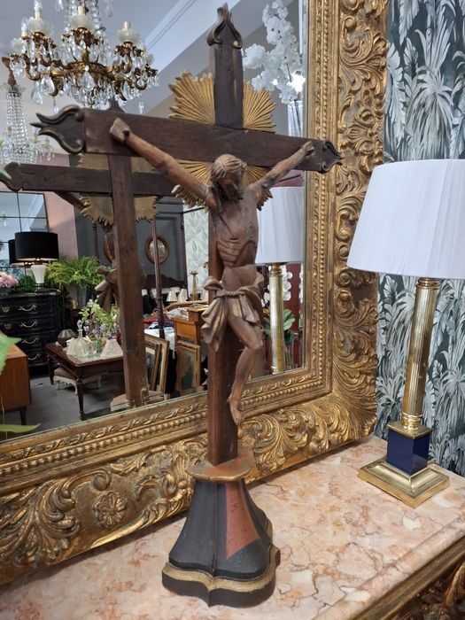 Crucifixo Antigo em Madeira Entalhada com Oratório pintado.