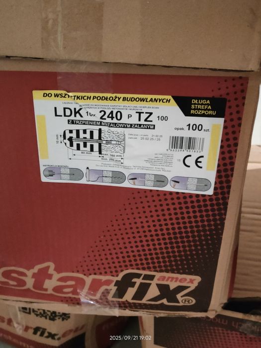 Sprzedam dyble 500 szt z metalowym gwoździem i zaślepki do tego