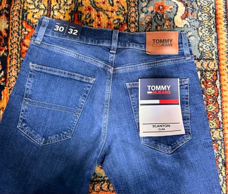 Calças Slim, Tommy Hilfiger. 50euros.