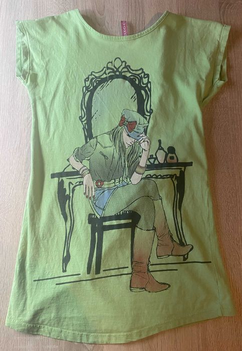 Zielony t shirt z nadrukiem dziewczyna