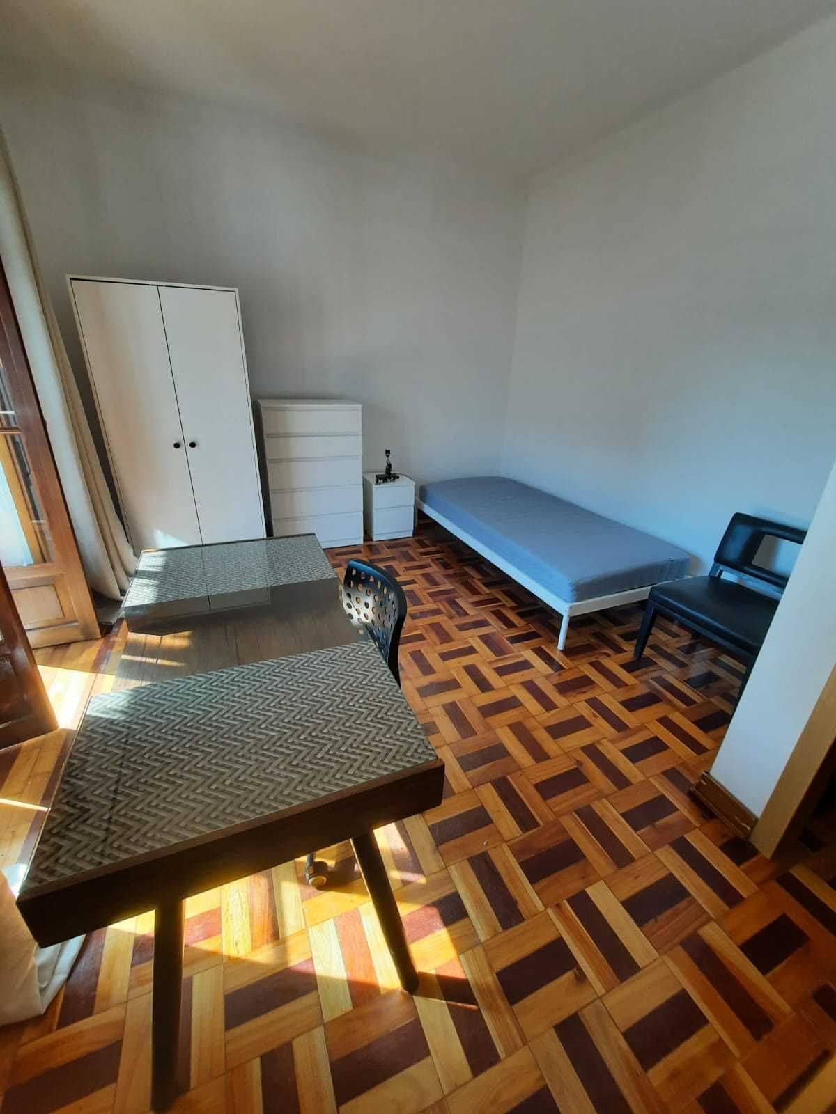 Quartos com varanda, A 50 METROS DA FACULDADE DE MEDICINA E FARMÁCIA
