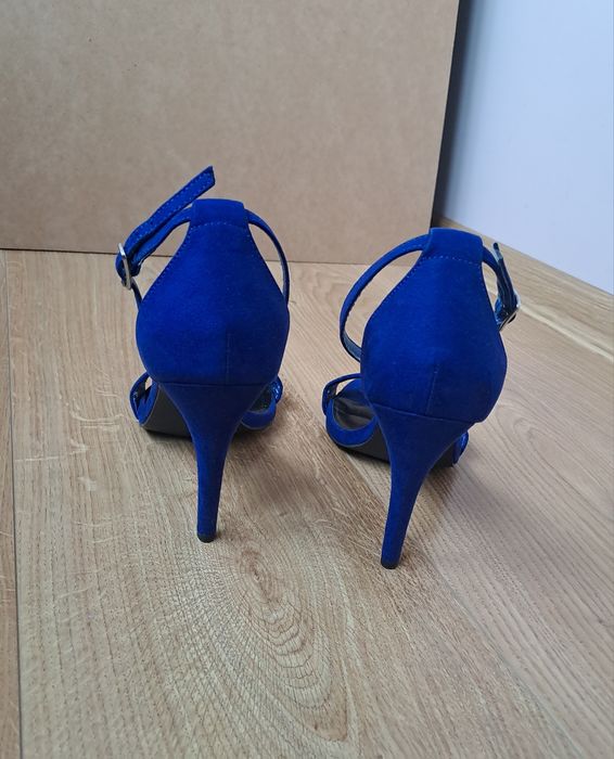 Синие нарядные босоножки на высоком каблуке