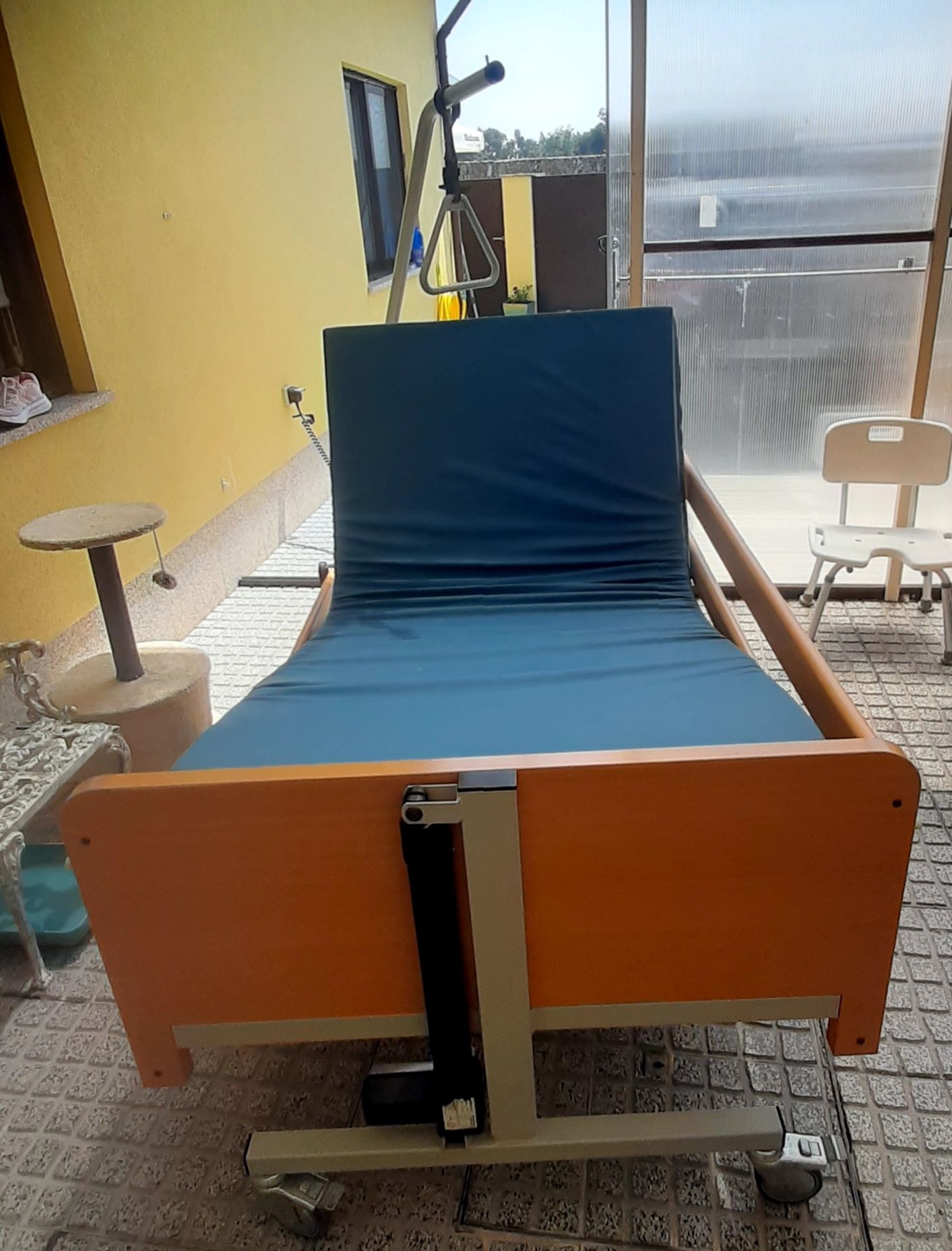 Cama articulada elétrica e elevatória hospitalar