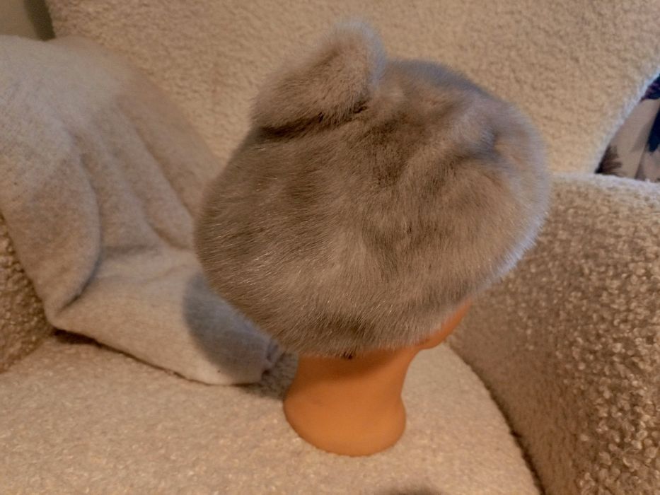 Czapka z norek futro naturalne srebrne norki pompon