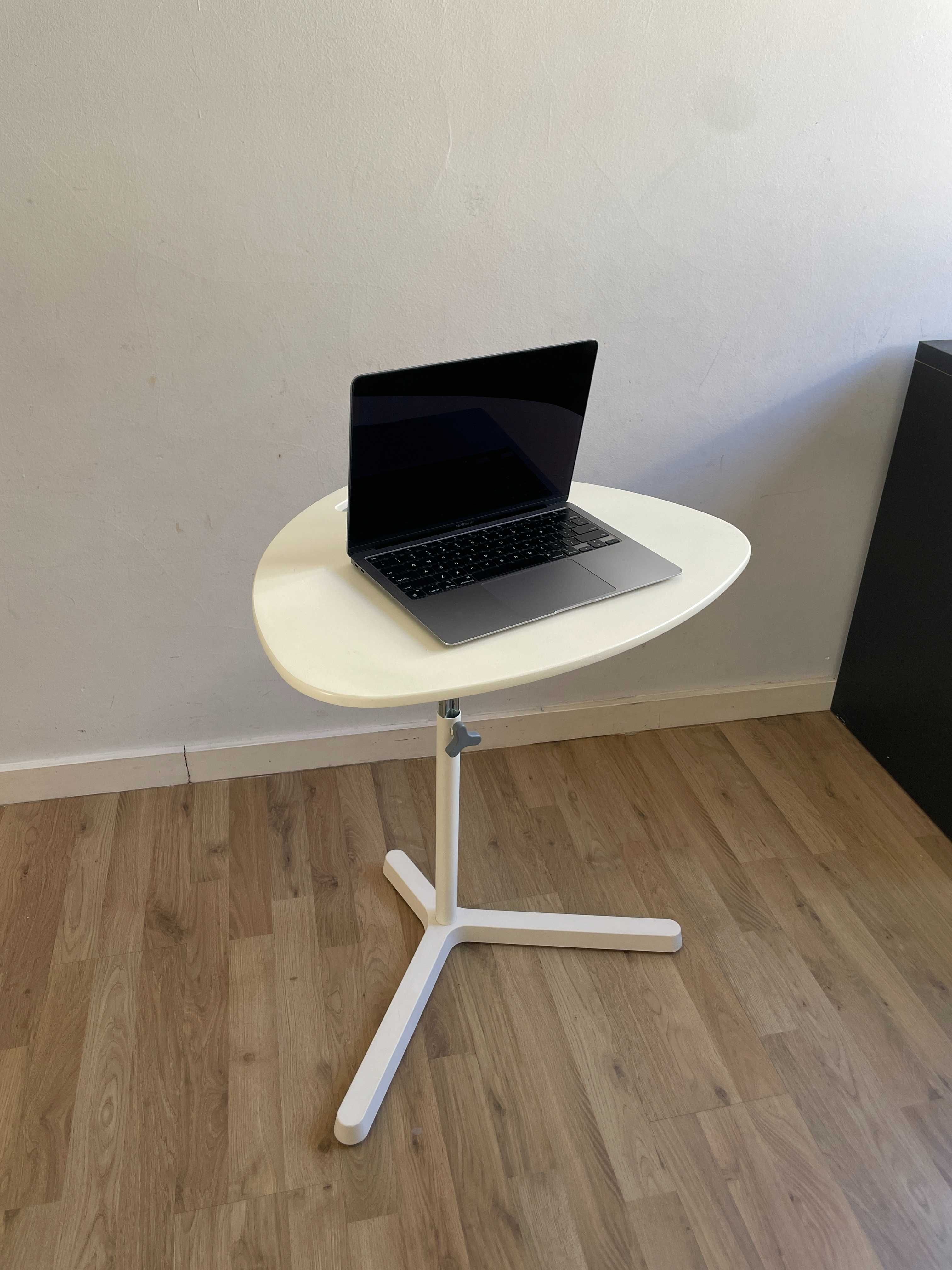 Mesa portátil IKEA para portátil ou leitura