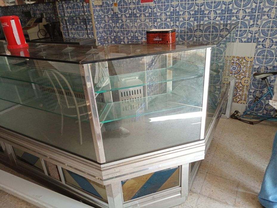 Diversos móveis para abrir uma cafeteria