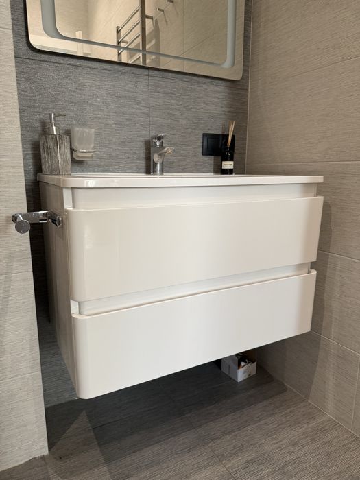 Продаю тумбу з раковиною та змішувачем.