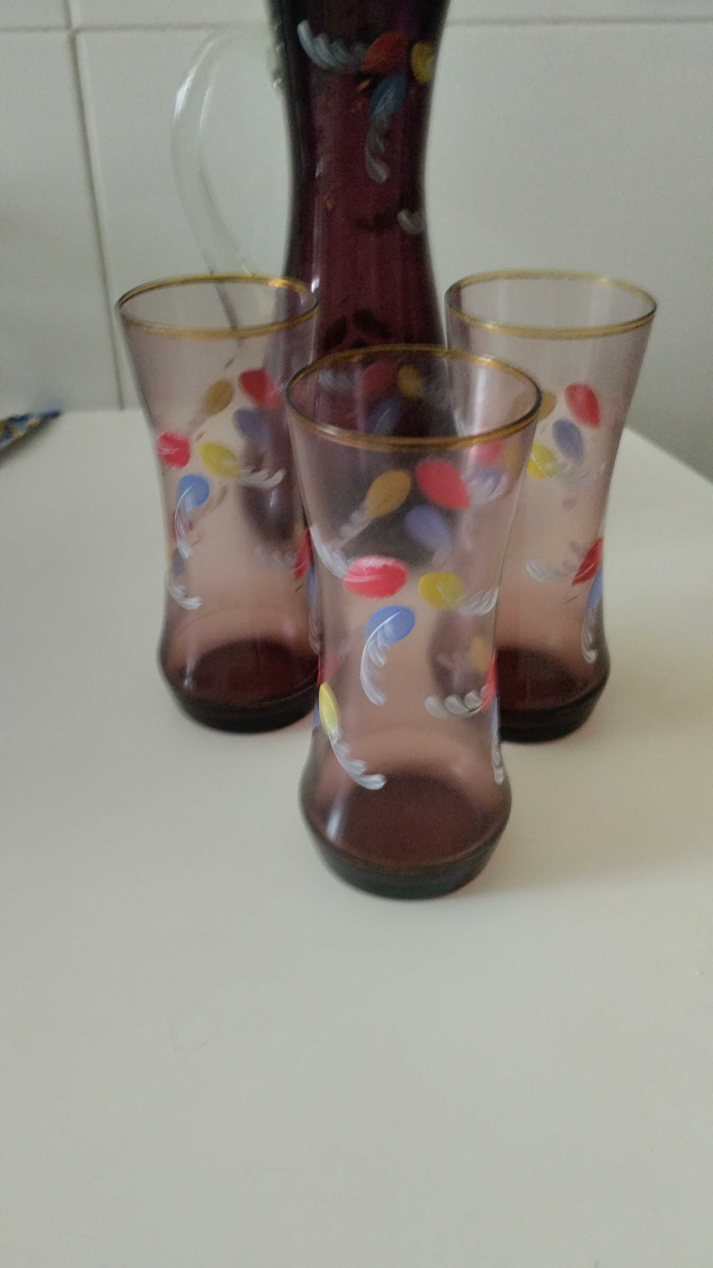 Vendo jarra de vinho com 3 copos antigo mais 50 anos em bom estado
