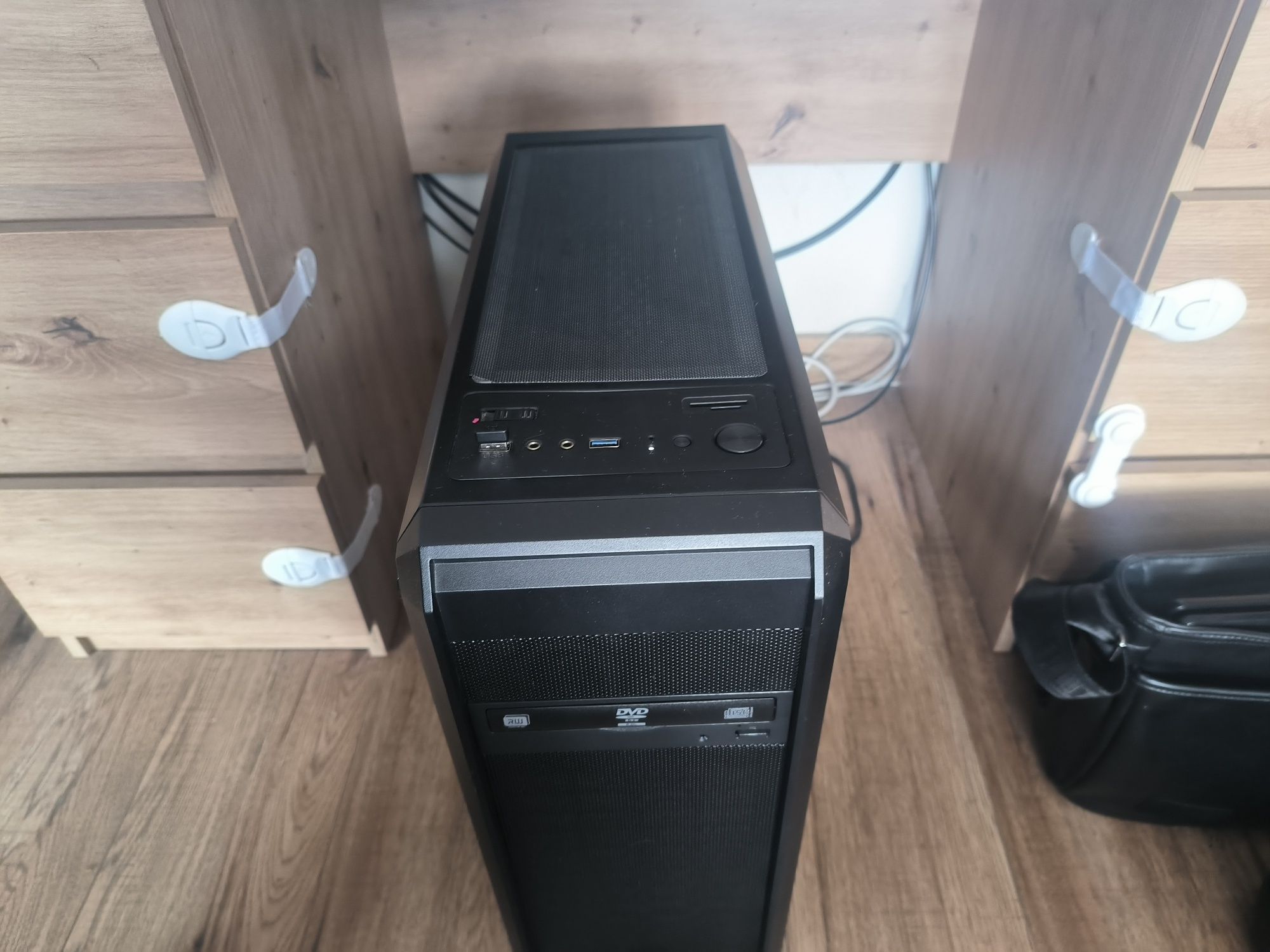 Komputer PC z 2 monitorami zestaw AMD/16GB DDR4/Rx560 2GB
