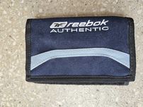 Niebieski portfel Reebok z podkówko na monety.