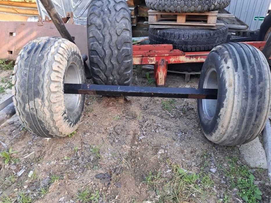 Oś do przyczepy rolniczej z kołami i oponami