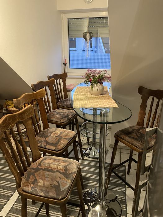 Барний скляний столик із пʼятьма стільцями (відео)