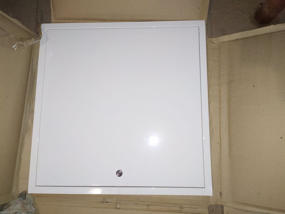 Металеві дверцята з замками