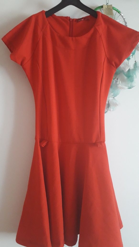 Czerwona rozkloszowana sukienka M