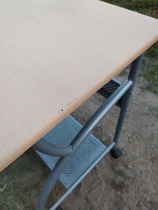 Biurko komputerowe młodzieżowe na kółkach