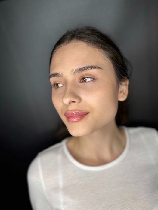 Збільшення губ та контурна пластика