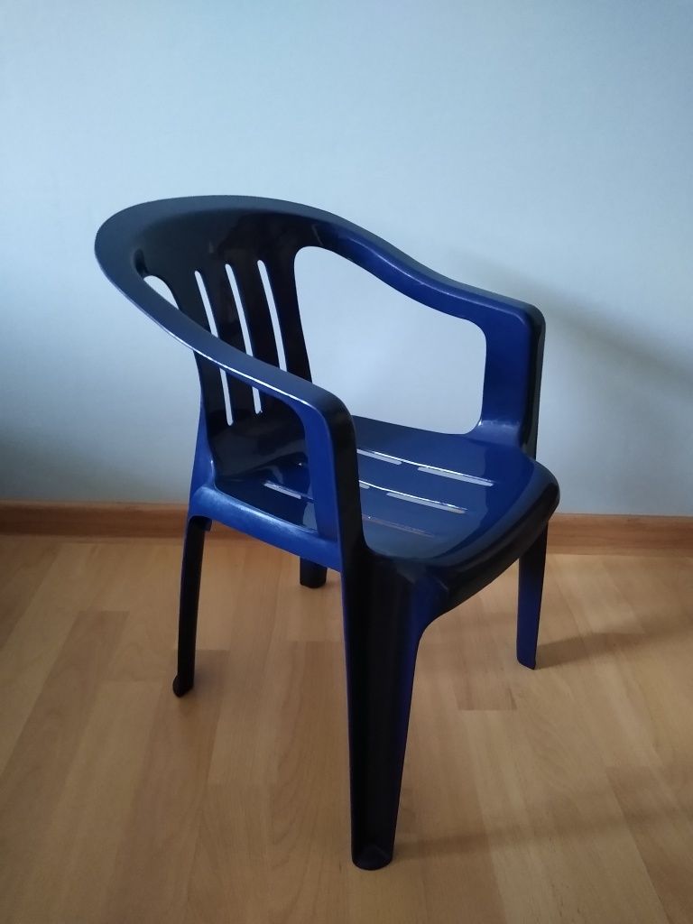 Krzesło dla dziecka, plastikowe, ogrodowe, lekkie, stan idealny