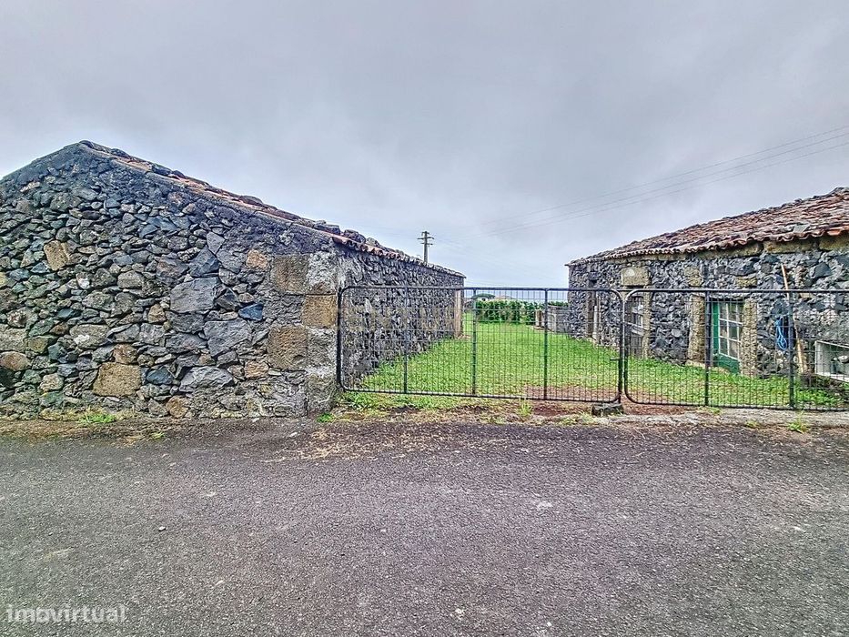 Propriedade com Casas em Pedra Rústica - Oportunidade