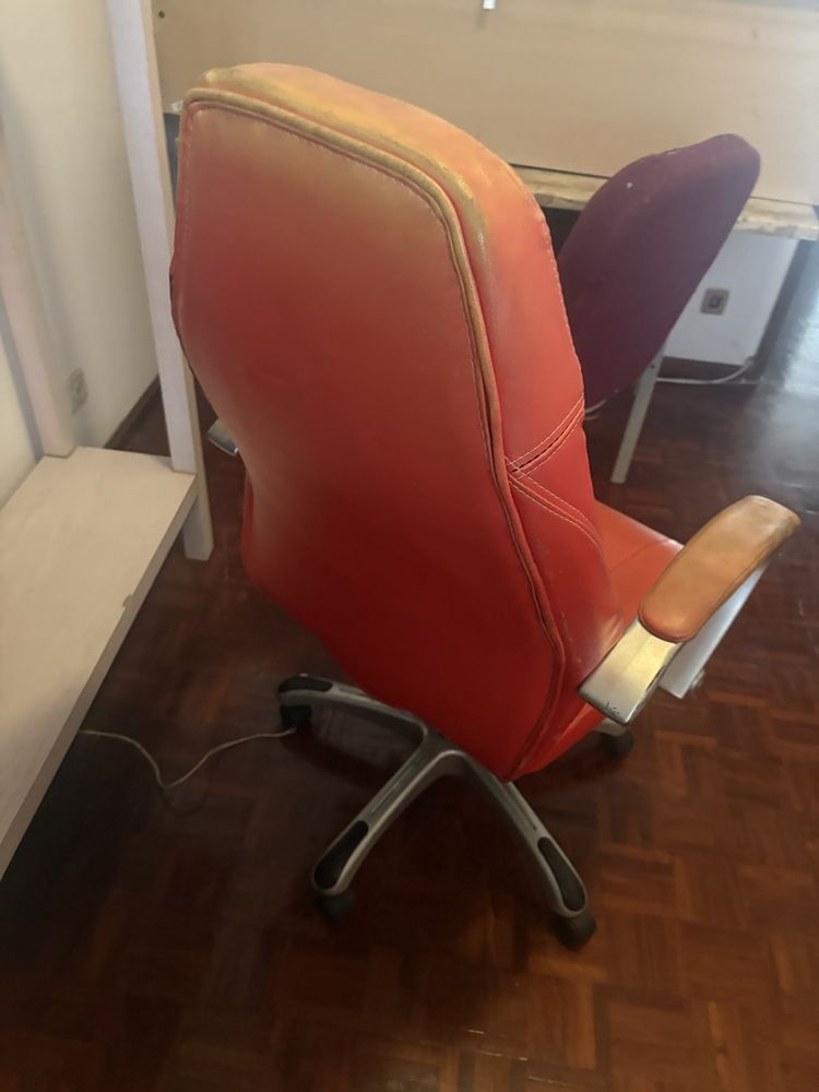 mesa de exterior com duas cadeiras em ferro + cadeira de escritório