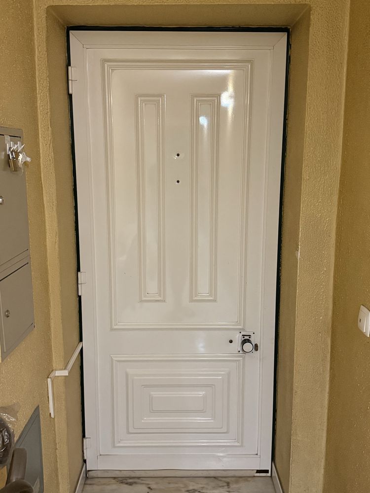 Porta com fechadura elétrica - Exterior