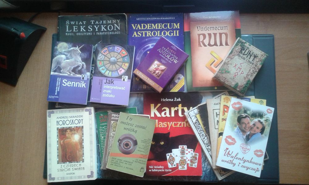 Książki i karty (tarot, runy, horoskop, magia, znaki zodiaku, sennik)