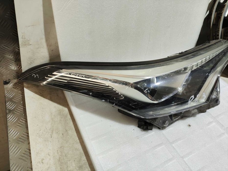 Lampa prawa przód przednia reflektor Toyota CHR CH-R 16- OE EU