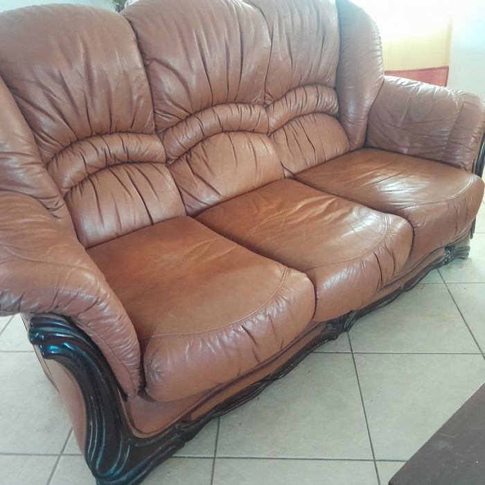 Sofá em pele 3 e duas poltronas
