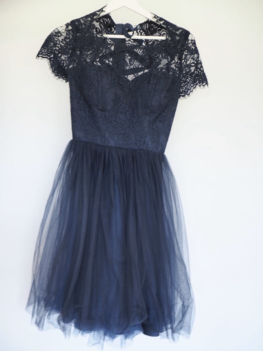 Chi Chi London sukienka koktajlowa z tiulu z haftami Suzanne