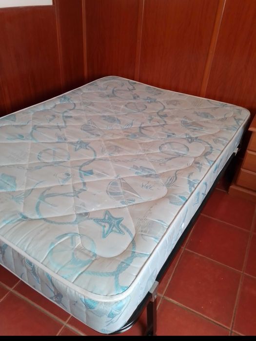 4 estruturas (e respectivos estrados) + 4 colchões de casal