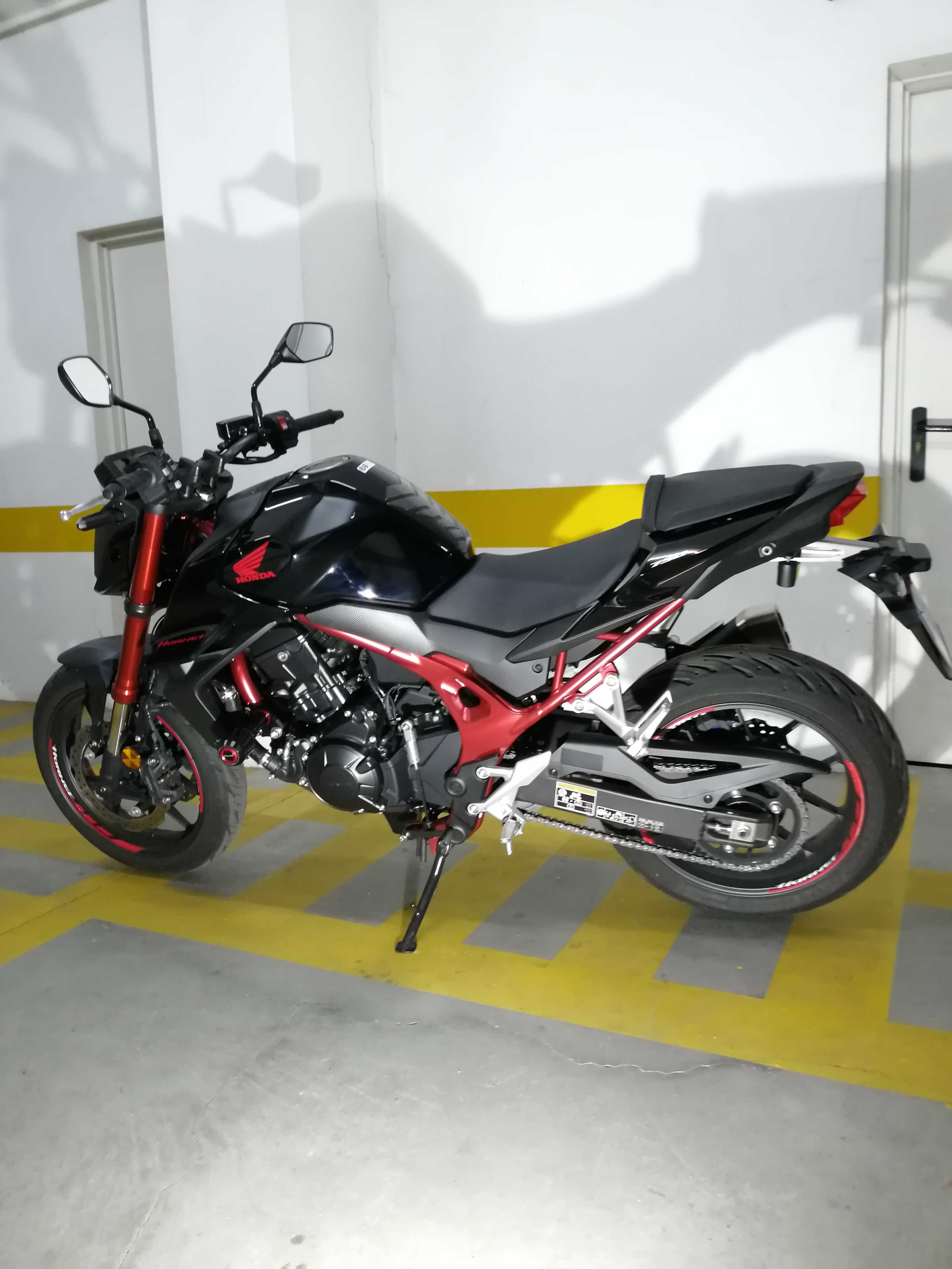 Honda Hornet 750 com localizador Mapit