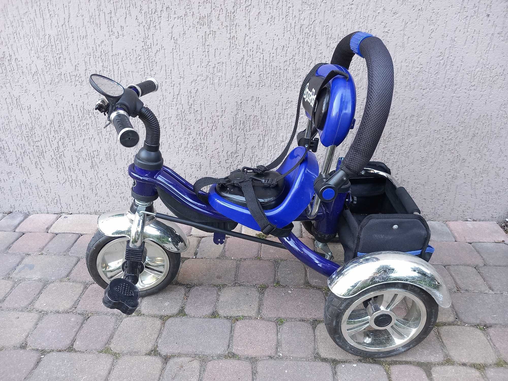Niebieski rowerek dla małego dziecka, trójkołowy, dla chłopca