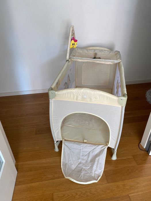 Berço de viagem amarelo claro