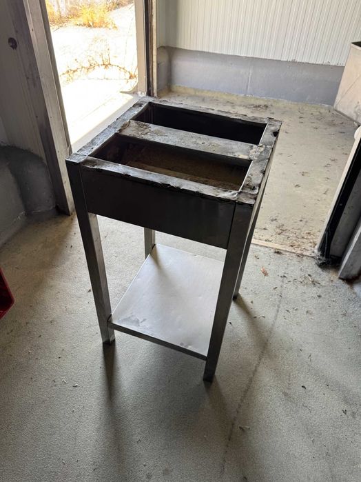 Estrutura/Mesa em Inox com prateleira inferior- 47x47x89 cm