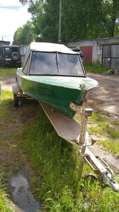 Моторный човен разом з лафетом