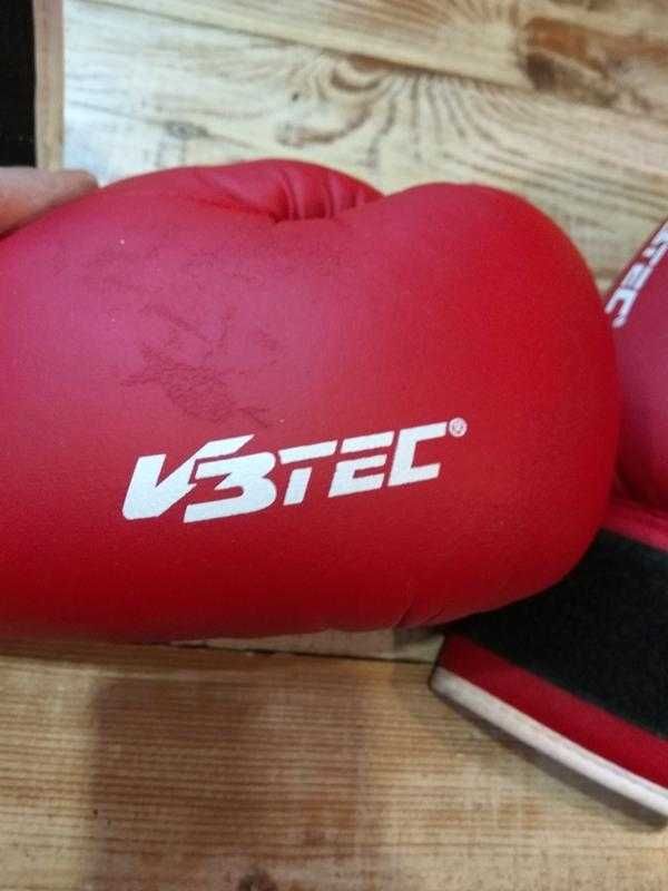 Боксерські рукавички V3tec на 8 унцій