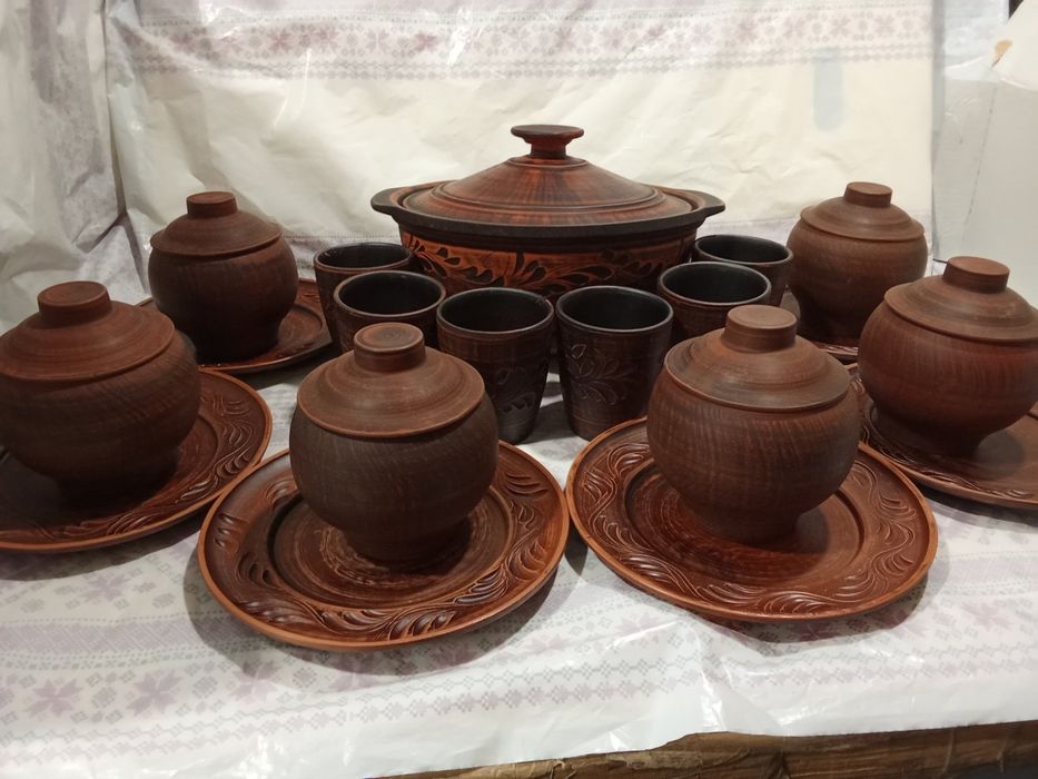 Набір посуду з червоної глини