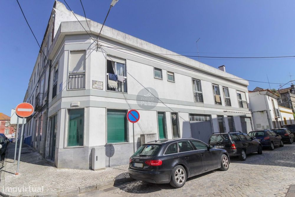 Moradia V5 c garagens, terraço e loja - planalto.