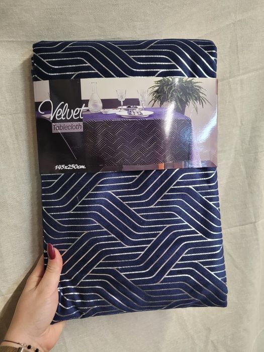 Obrus granatowy velvetowy ze srebrnym wzorem