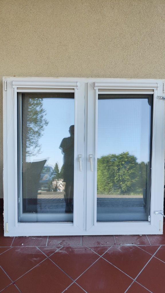 Okna używane zewnętrznie okleinowane.