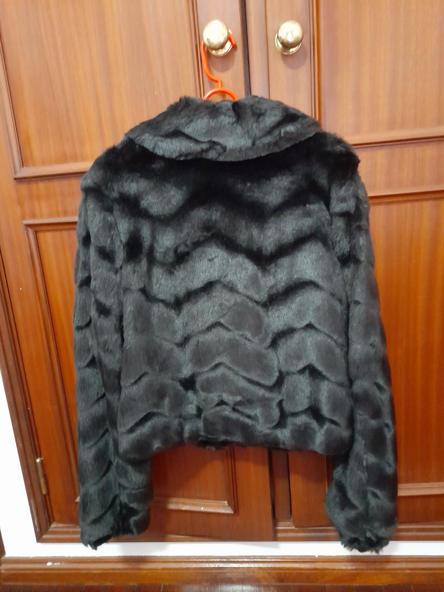 Casaco preto de pêlo sintético