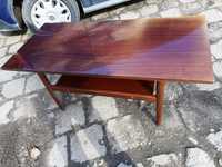Drewniany stół w stylu vintage