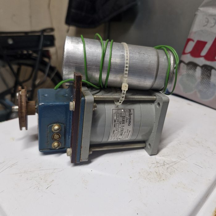 Rzadki! Silnik 2-fazowy MIKROMA SA-22 1450 obr/min 20W PRL z kondensat