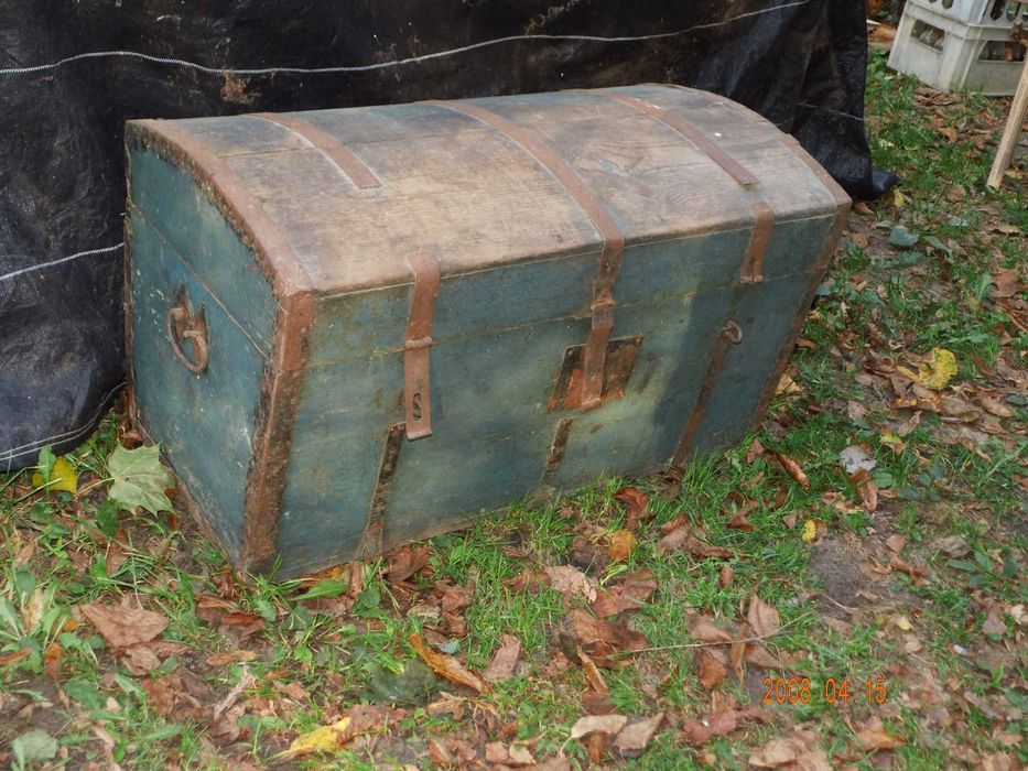 Drewniany stary kufer z okuciami