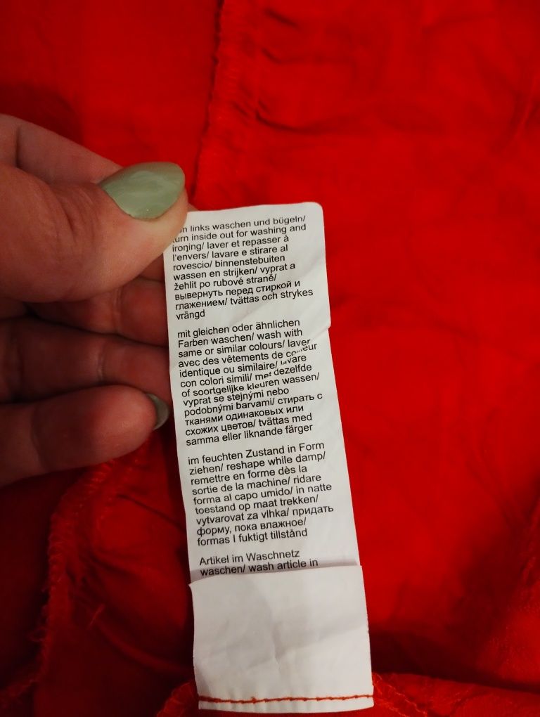 Sukienka midi w soczystej czerwieni.