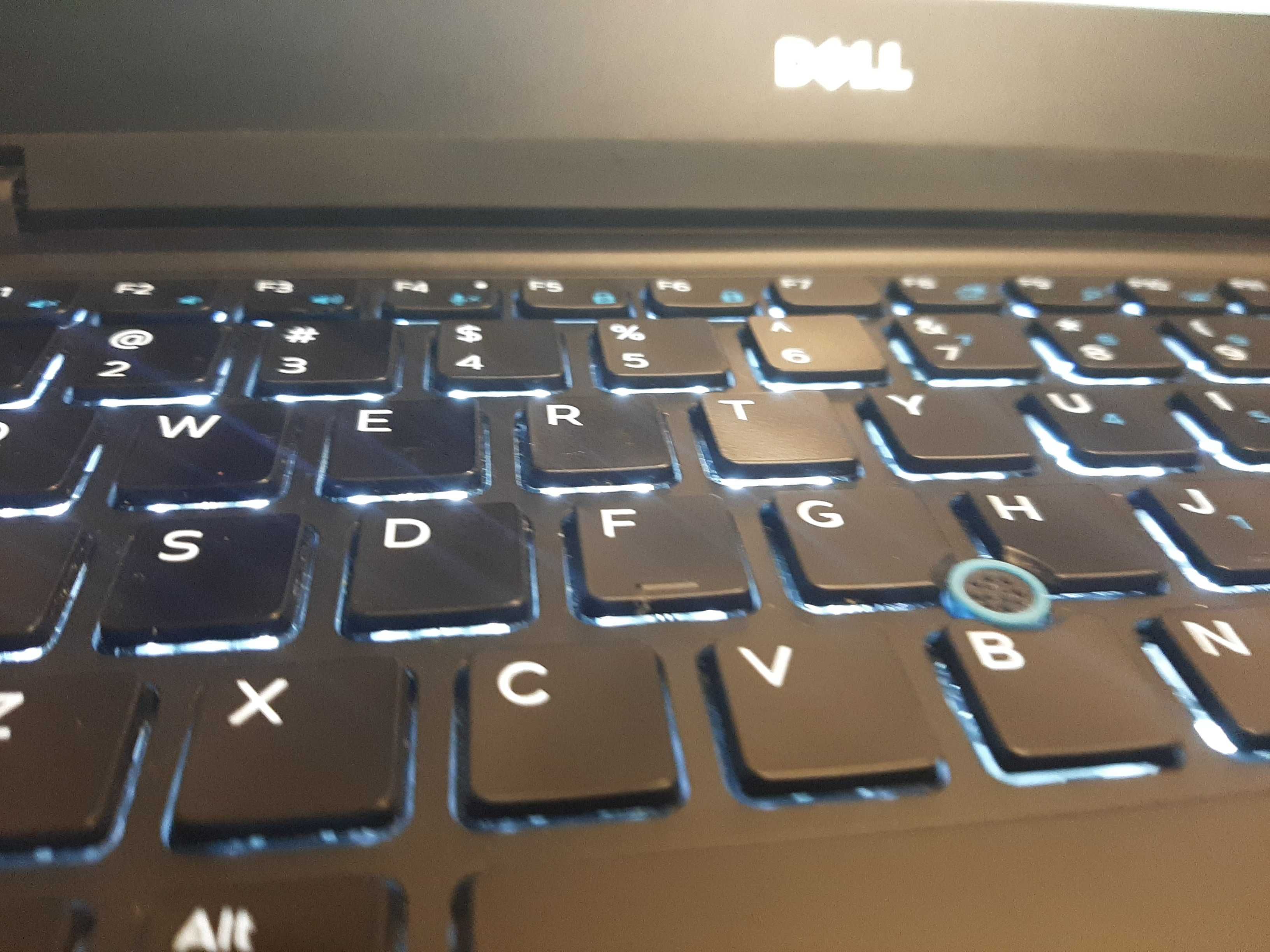 Топовый престижный ноутбук, отлично выглядит, core-i7, ssd