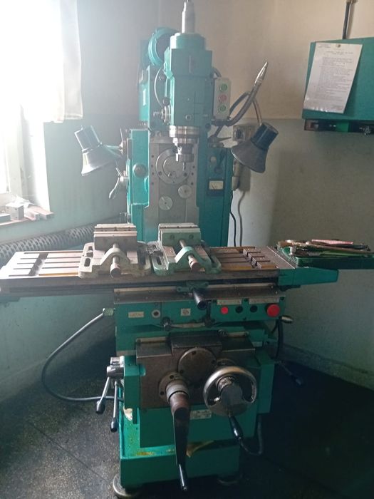 Frezarka narzędziowa uniwersalna